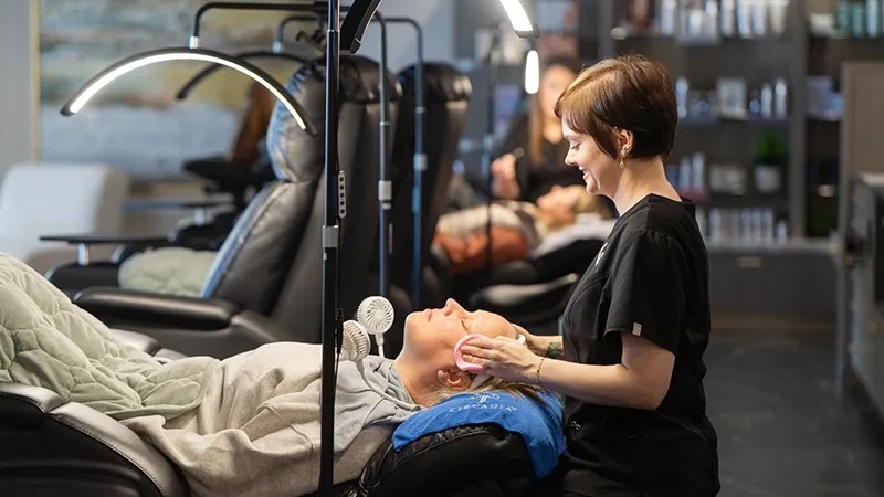 Head Spa technician with customer